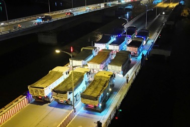 Huy động 12 xe tải thử độ bền cầu Bình Triệu 1 ở TPHCM