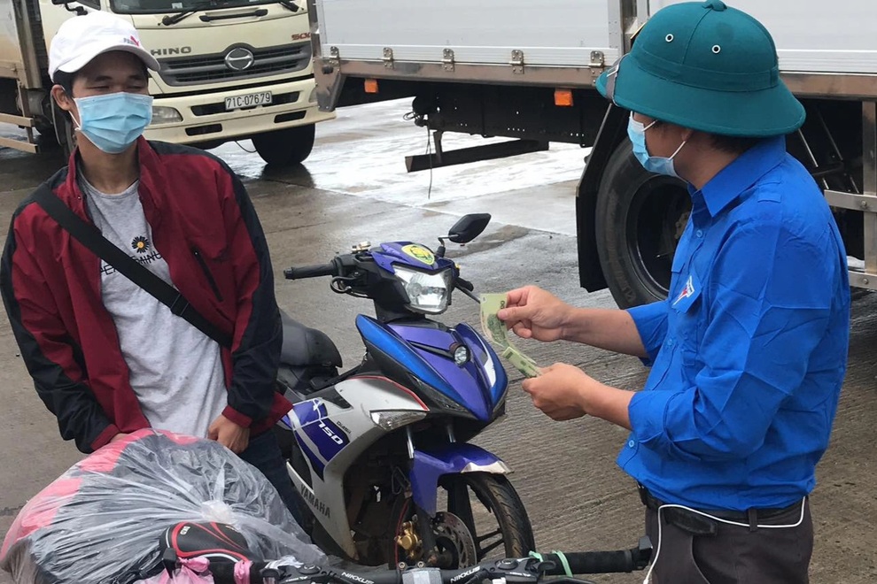 Thiếu ăn nhiều ngày, thanh niên vẫn quyết chia nửa tiền cho người khó khăn - 1 Thiếu ăn nhiều ngày, thanh niên vẫn quyết chia nửa tiền cho người khó khăn - 1