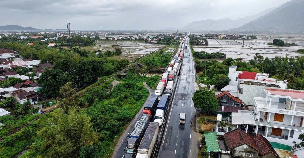 Điều phối giao thông qua hầm Đèo Cả bảo đảm an toàn trong mùa mưa lũ - 1