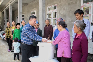 Nhận gạo cứu đói trước Tết, dân nghèo cất được gánh lo