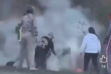 Tay lái mô tô bốc cháy như đuốc sau va chạm