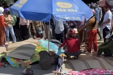 Va chạm với xe tải, 2 mẹ con tử vong