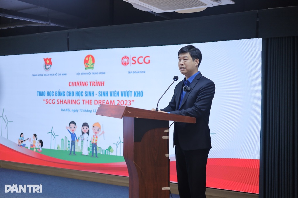 200 học sinh, sinh viên nhận học bổng vượt khó, tổng giá trị 2,2 tỷ đồng - 1 200 học sinh, sinh viên nhận học bổng vượt khó, tổng giá trị 2,2 tỷ đồng - 1