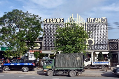 Kiểm tra quán karaoke nửa đêm, phát hiện 26 thanh niên dương tính với ma túy
