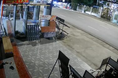 Xe máy phóng như bay, đâm thẳng vào ô tô đang sang đường