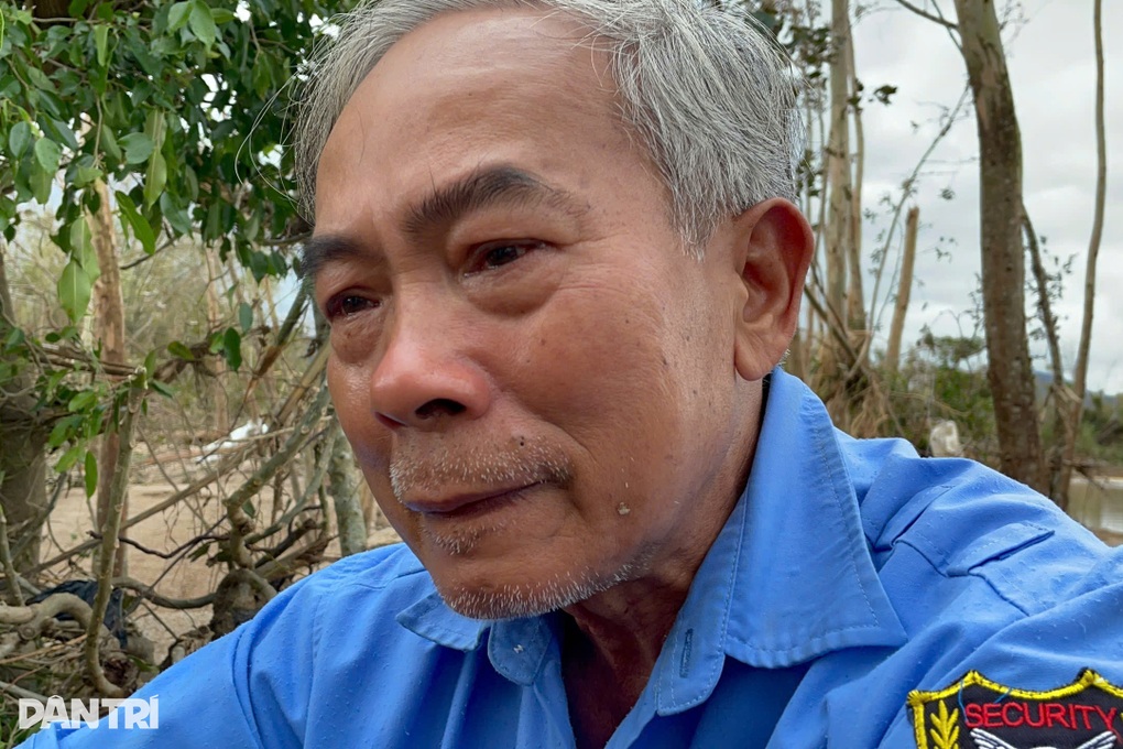 Bốn ngày chạy lũ trở về, người bảo vệ rơi nước mắt trước cảnh nhà đổ nát - 2
