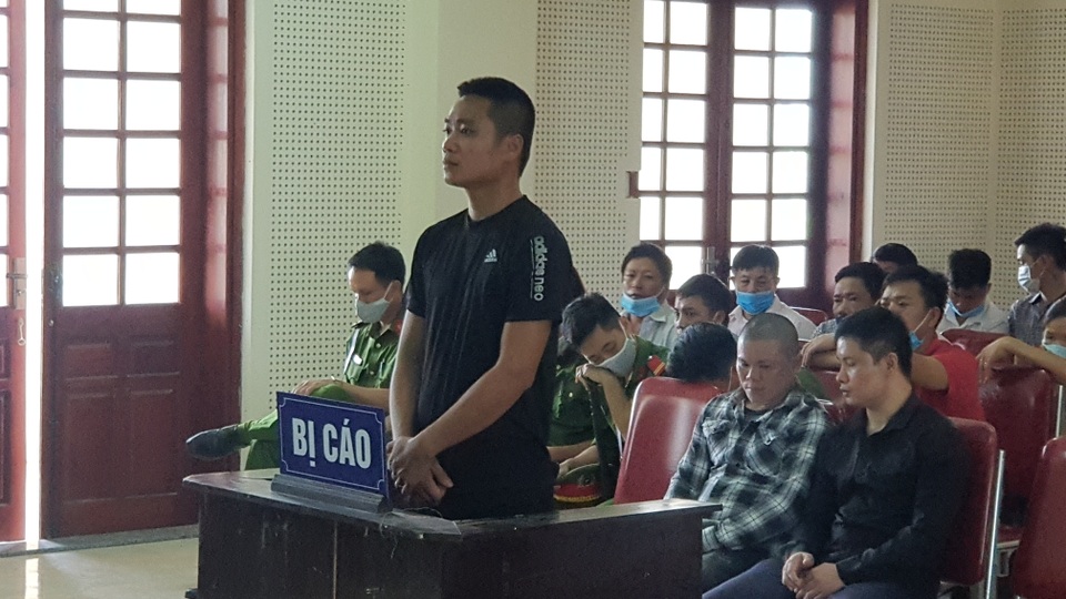 Tuyên án vụ 3 thanh niên ném bom xăng khiến hai mẹ con suýt mất mạng - 5 Tuyên án vụ 3 thanh niên ném bom xăng khiến hai mẹ con suýt mất mạng - 5