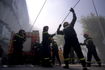 Cháy giả định ở chung cư TPHCM, cảnh sát dùng cầu dây cứu người