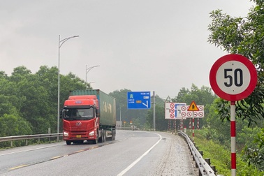 Hàng loạt biển báo giao thông tại Huế bị thiếu và sai kích thước