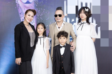 Jimmii Nguyễn hạnh phúc "khoe" vợ và 3 con sau 2 cú sốc lớn