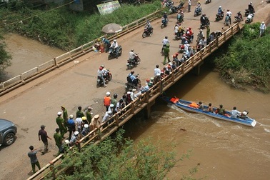 Nam thanh niên bị đánh nhầm, rơi xuống suối mất tích