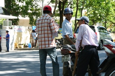 Cảm động người cha tàn tật thuê xe ôm cùng con đi thi