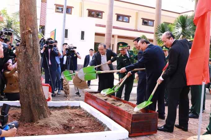 Chủ tịch nước Nguyễn Xuân Phúc trồng cây lưu niệm tại Bộ đội Biên phòng Đắk Lắk 