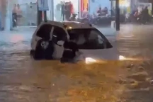 Vì sao TPHCM, Bình Dương ngập nặng, có nơi trôi ô tô?