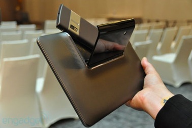 Ngắm tablet kiêm smartphone “phá luật” của Asus