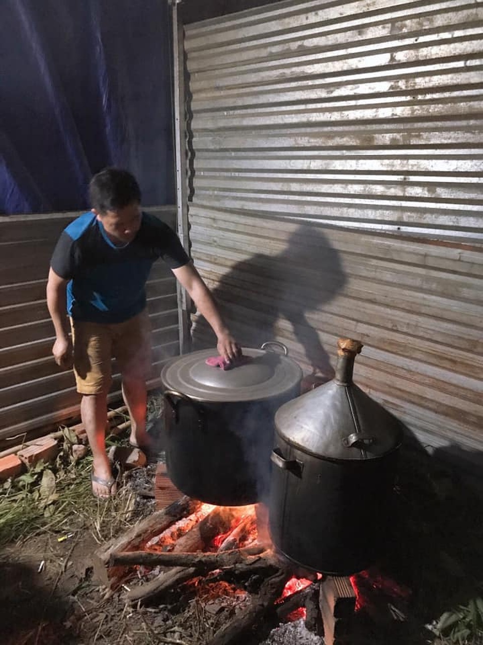 Đắk Lắk: Thầy giáo gói cả trăm chiếc bánh chưng gửi vào khu cách ly - 6 Đắk Lắk: Thầy giáo gói cả trăm chiếc bánh chưng gửi vào khu cách ly - 6