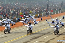 Ngả mũ trước màn trình diễn mô-tô của cảnh sát Ấn Độ