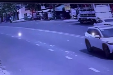 Một pha sang đường "cồng kềnh" khó hiểu, gây họa cho 4 xe ô tô đâm dồn toa