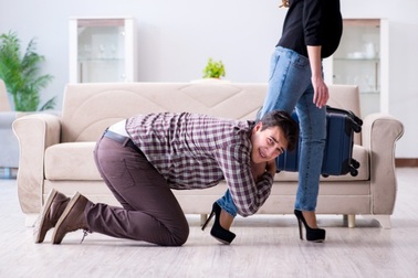 9 dấu hiệu bạn đang là người đeo bám trong mối quan hệ