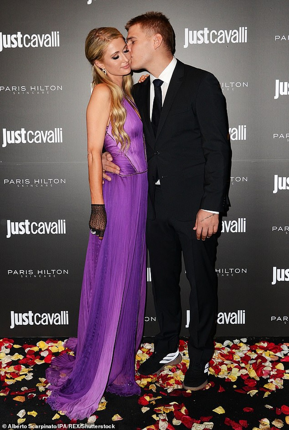 Paris Hilton tuyên bố chia tay bạn trai là quyết định đúng đắn nhất - 4 Paris Hilton tuyên bố chia tay bạn trai là quyết định đúng đắn nhất - 4