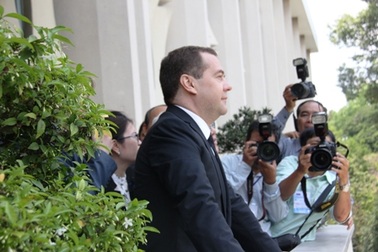 Thủ tướng Nga tham quan Dinh Thống Nhất, ngắm đường phố Sài Gòn