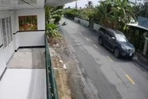 Tài xế nghi ngáo đá lái ô tô tông 3 xe máy khiến 2 người thương vong