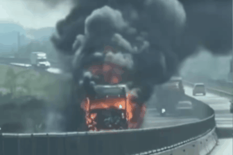 Xe tải bốc cháy dữ dội trên cao tốc Nghi Sơn - Diễn Châu