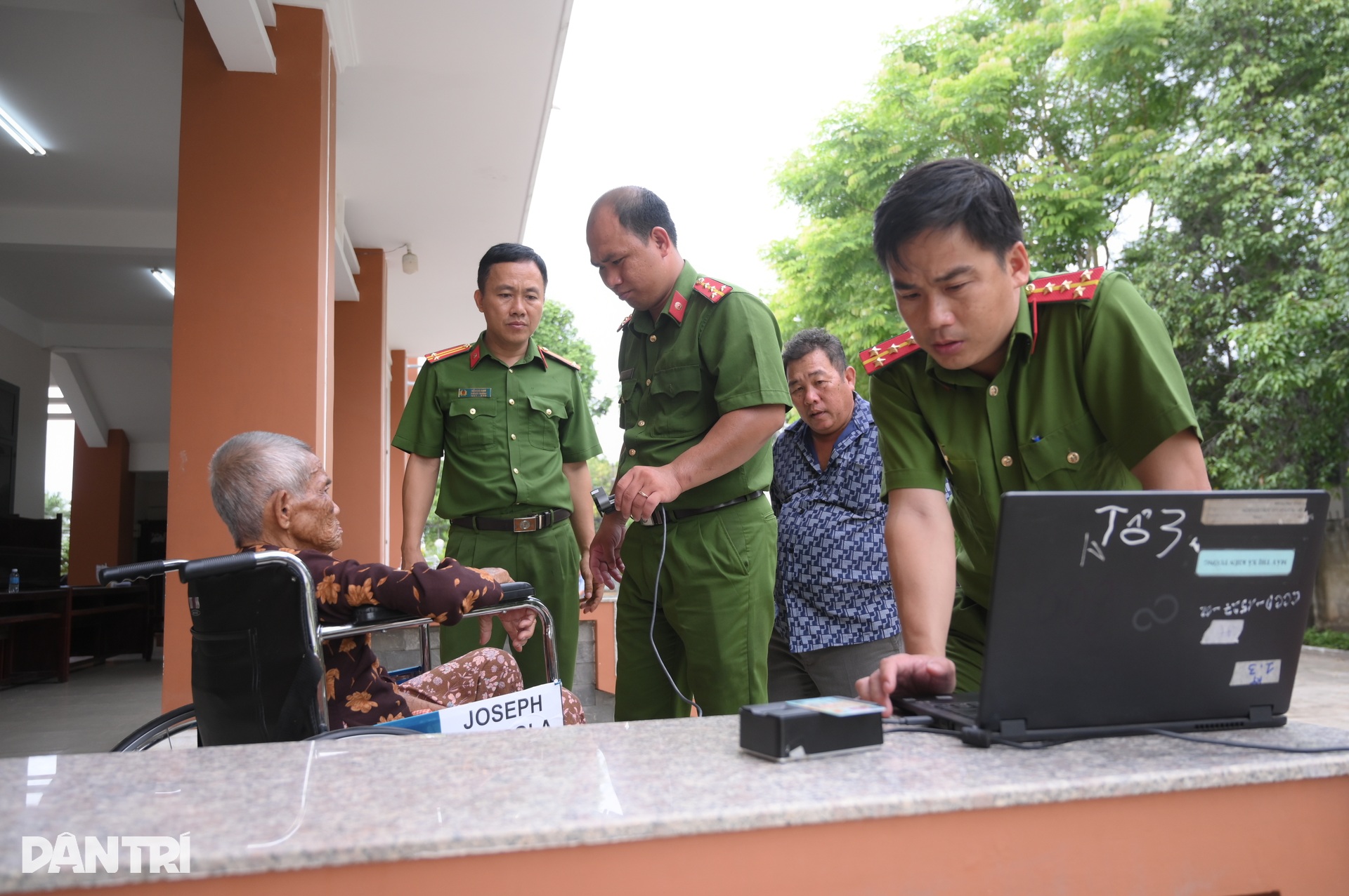 Thân nhân liệt sĩ xếp hàng lấy mẫu ADN, mong tìm lại người thân ở Tây Ninh - 10 Thân nhân liệt sĩ xếp hàng lấy mẫu ADN, mong tìm lại người thân ở Tây Ninh - 10