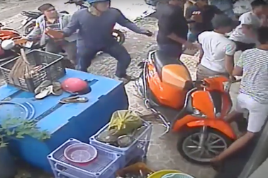 8 thanh niên dội “mưa gạch đá” vào nhà người khác để đòi nợ