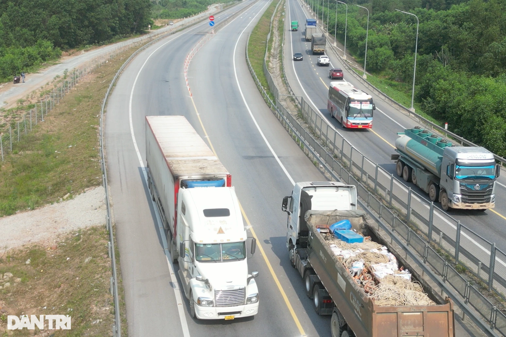 Ô tô vẫn thi nhau lấn làn, vượt ẩu trên cao tốc Cam Lộ - La Sơn - 3 Ô tô vẫn thi nhau lấn làn, vượt ẩu trên cao tốc Cam Lộ - La Sơn - 3