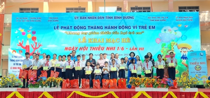 Lãnh đạo tỉnh Bình Dương tặng quà cho trẻ em có hoàn cảnh khó khăn.
