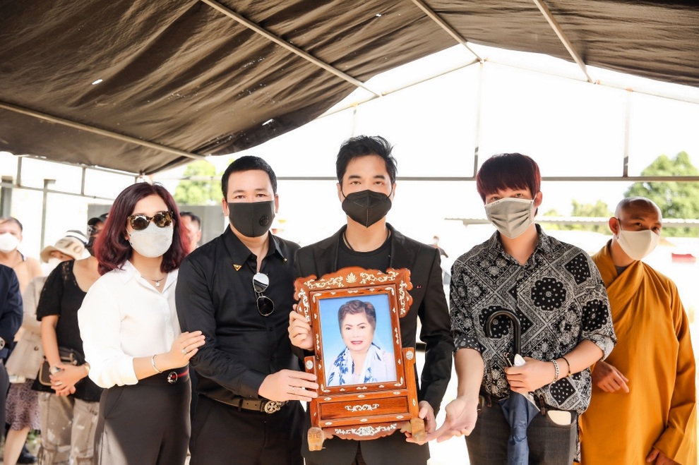 4 tháng sau ngày mẹ mất, Ngọc Sơn mới có thể làm lễ hạ huyệt tiễn biệt - 2 4 tháng sau ngày mẹ mất, Ngọc Sơn mới có thể làm lễ hạ huyệt tiễn biệt - 2