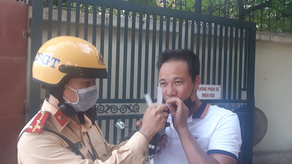 Say xỉn, tài xế ô tô chở bạn lên cầu Long Biên ngắm cảnh - 3