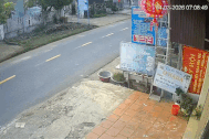 Ô tô con "nộp mình" cho xe tải, bị đâm xoay 180 độ