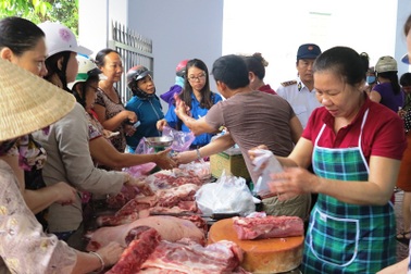 Dân nườm nượp đi mua thịt heo sạch “giải cứu” người chăn nuôi