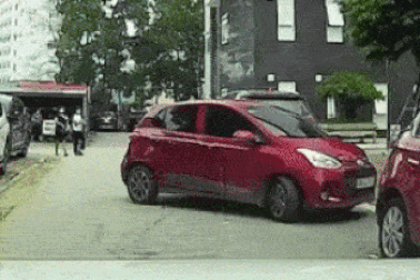 Pha đỗ xe "cồng kềnh" của tài xế và cái kết không khỏi ngao ngán