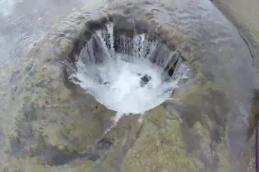 Ngắm hồ nước biến mất vào dịp hè