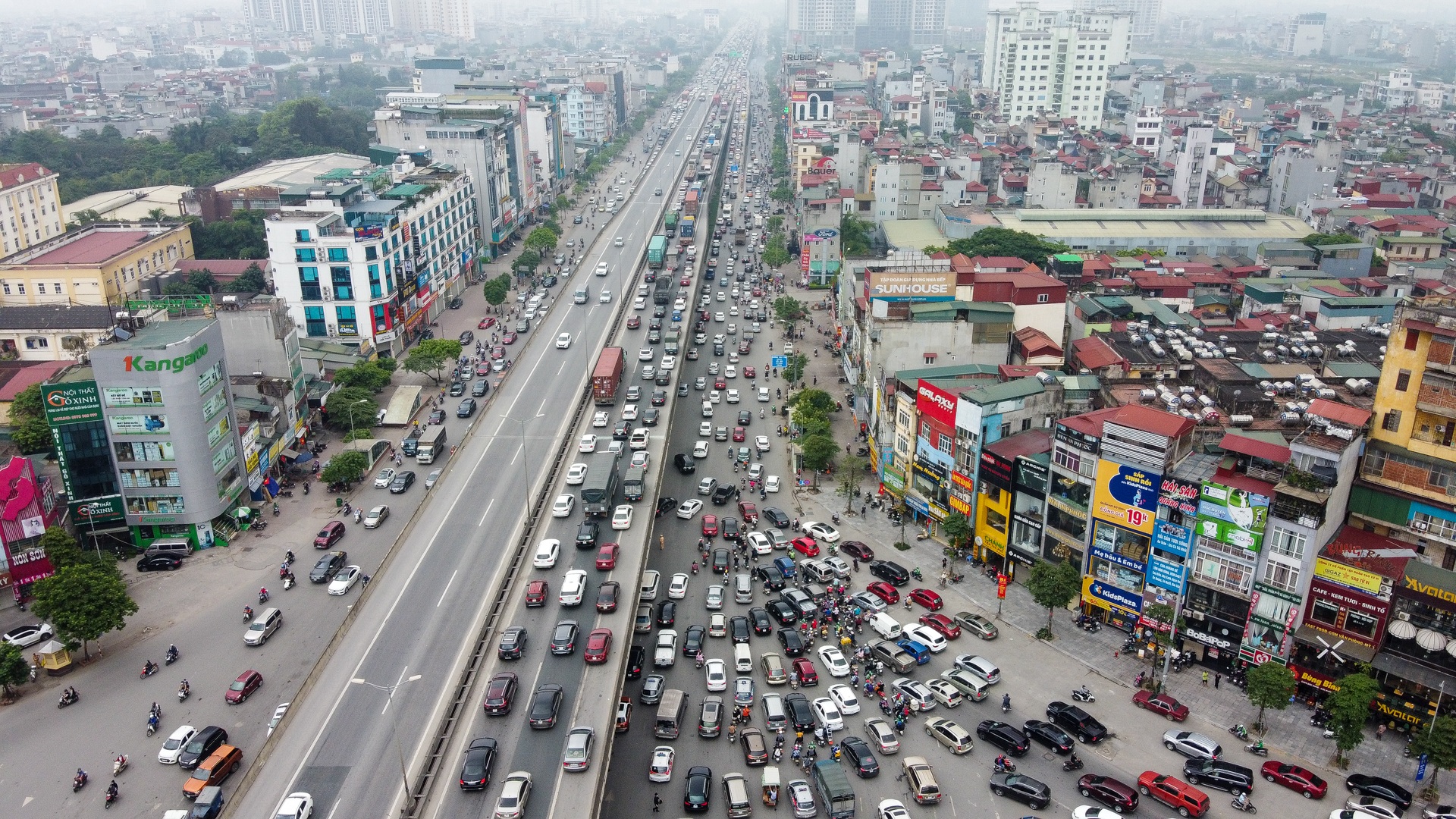 Hà Nội: Hình ảnh ô tô "không lối thoát" tại đường vành đai 3 trên cao