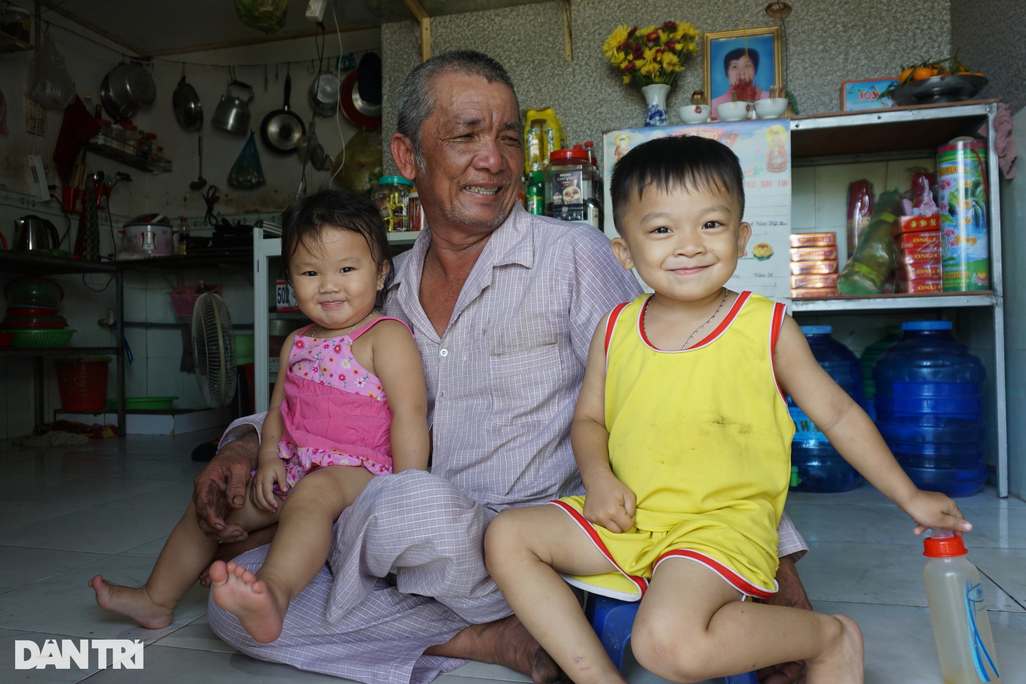 Triết lý bí mật của người đàn ông tật nguyền ngày ngày lê chân vá đường - 9 Triết lý bí mật của người đàn ông tật nguyền ngày ngày lê chân vá đường - 9