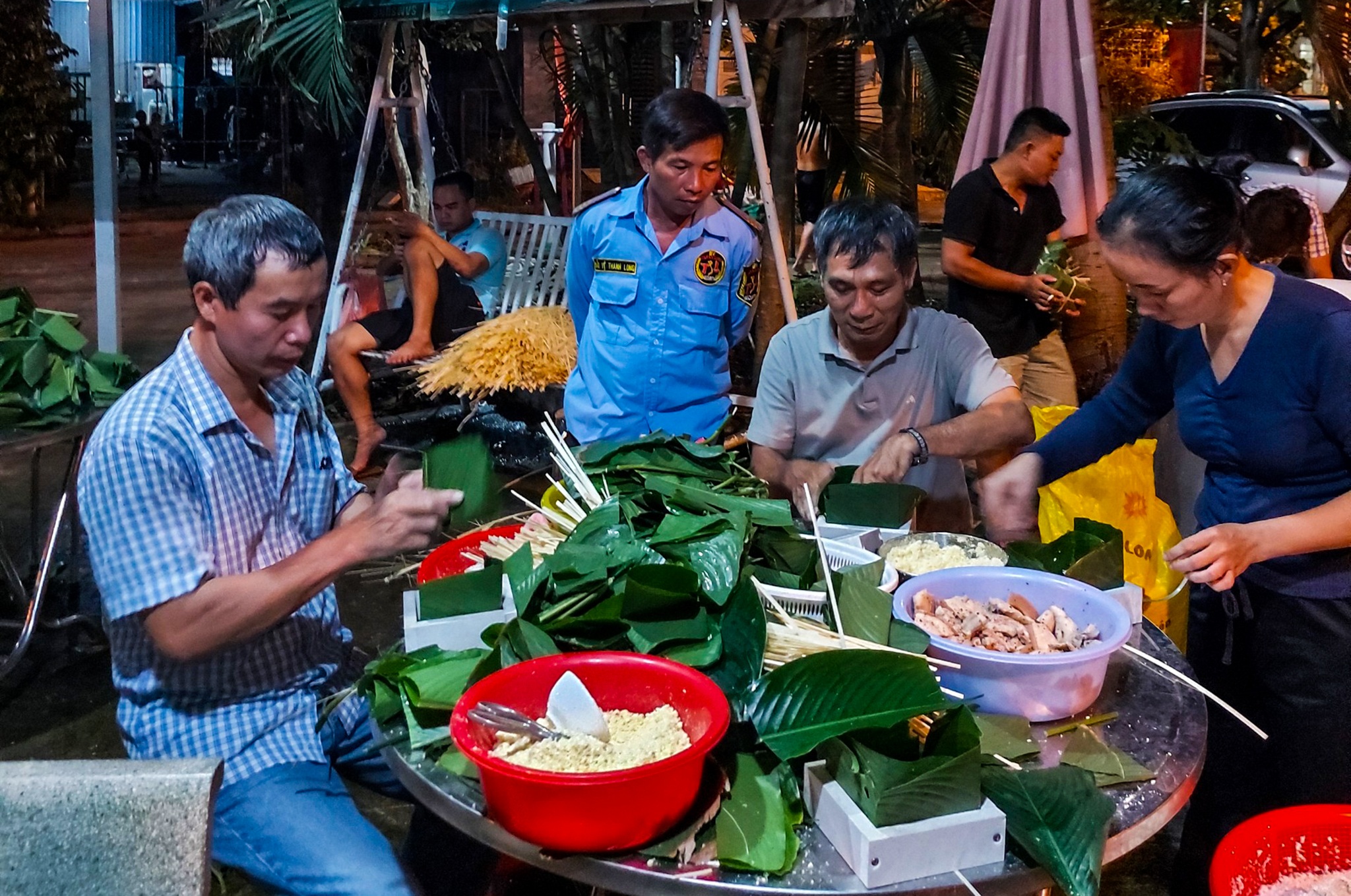 Trắng đêm gói bánh gửi đồng bào miền Trung ruột thịt - 6 Trắng đêm gói bánh gửi đồng bào miền Trung ruột thịt - 6