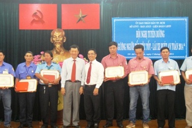 Tuyên dương 82 tài xế lái xe buýt an toàn