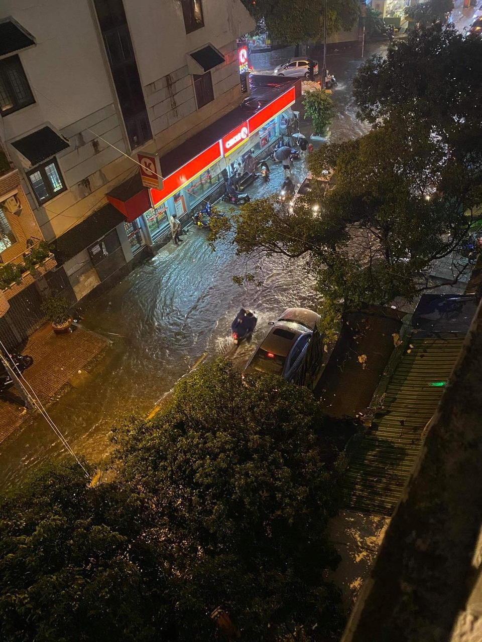 Mưa tối trời, Sài Gòn ngập nặng, kẹt xe đến tận nửa đêm - 7 Mưa tối trời, Sài Gòn ngập nặng, kẹt xe đến tận nửa đêm - 7