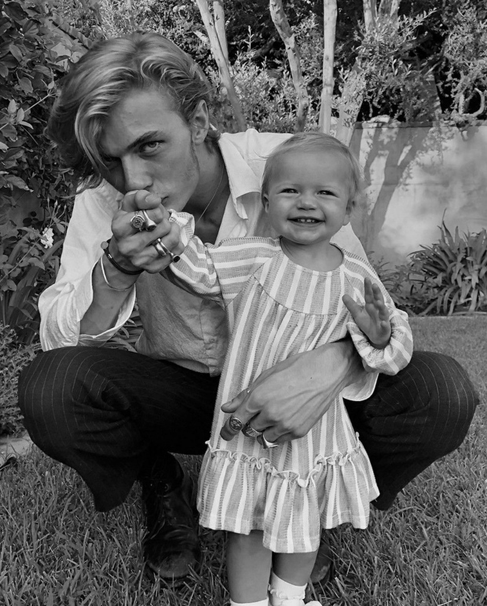 Hoàng tử làng mẫu Lucky Blue Smith sắp lên chức bố lần thứ ba ở tuổi 23 - 2 Hoàng tử làng mẫu Lucky Blue Smith sắp lên chức bố lần thứ ba ở tuổi 23 - 2