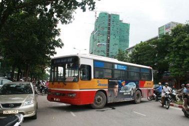Hỏng số lùi, xe buýt nằm “bất động” ngang đường