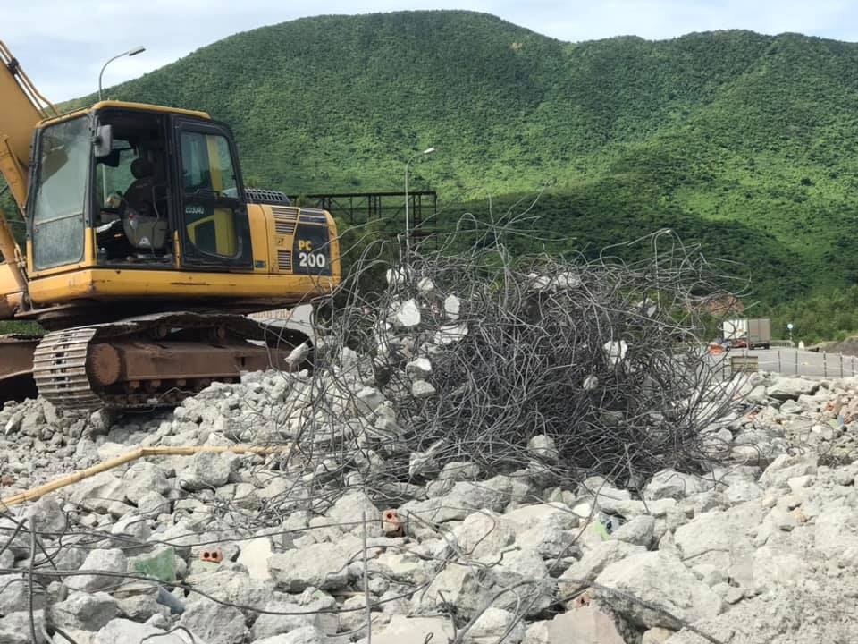 Tháo dỡ trạm thu phí Đèo Ngang sau 4 năm bỏ không - 2 Tháo dỡ trạm thu phí Đèo Ngang sau 4 năm bỏ không - 2