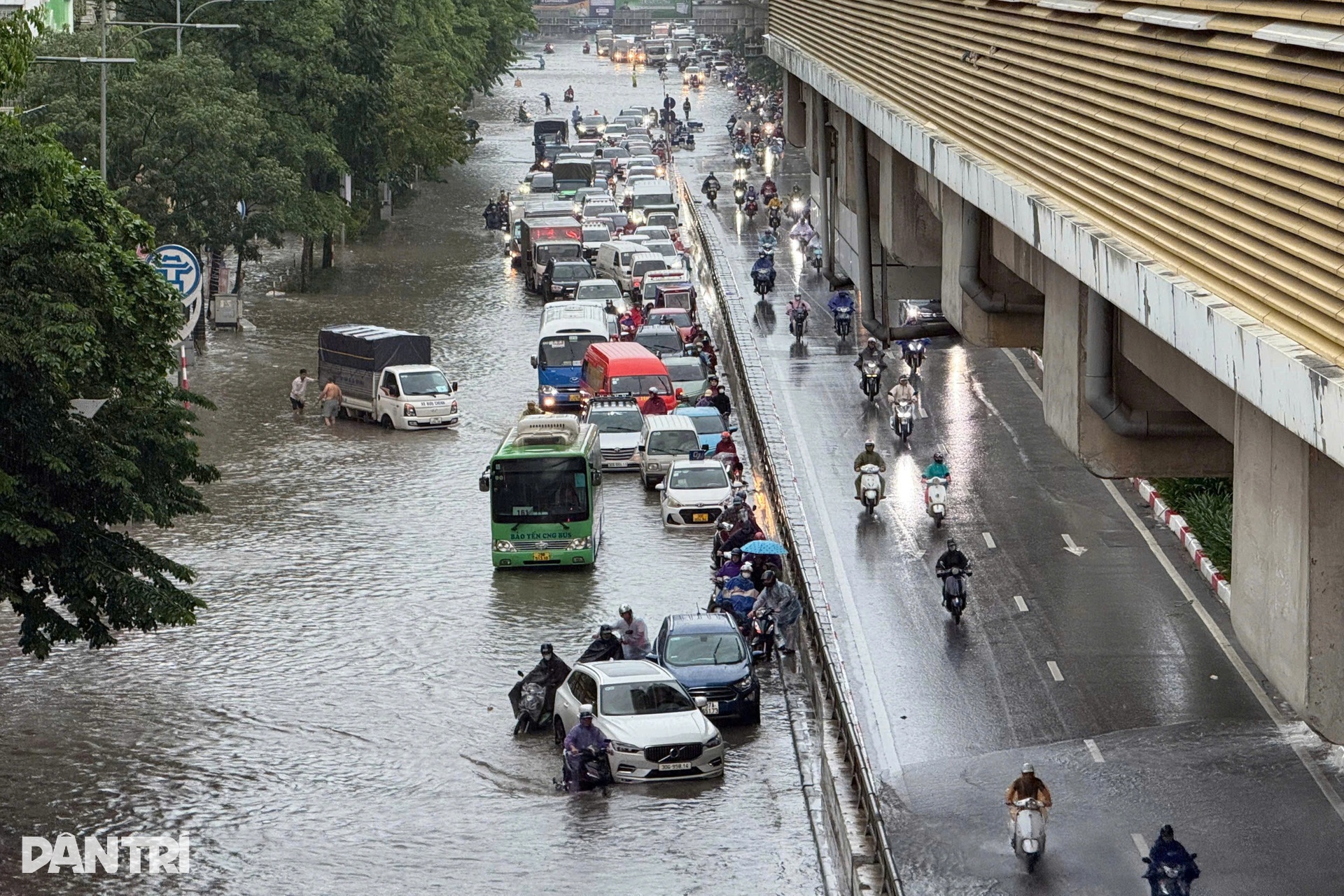 Hàng loạt xe sang bơi trong biển nước ngập ở Hà Nội - 11 Hàng loạt xe sang bơi trong biển nước ngập ở Hà Nội - 11