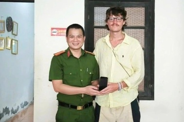 16 giờ tìm kiếm điện thoại iPhone của du khách người Anh