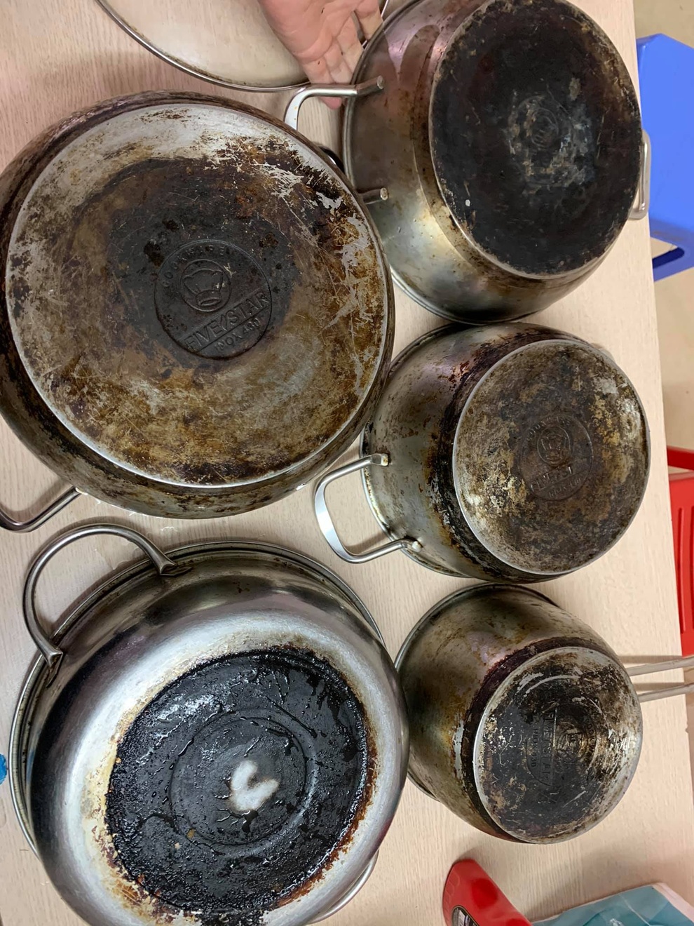 Mẹ đảm Hà Nội chia sẻ bí kíp tẩy trắng đồ bếp inox sáng bóng như mới - 4