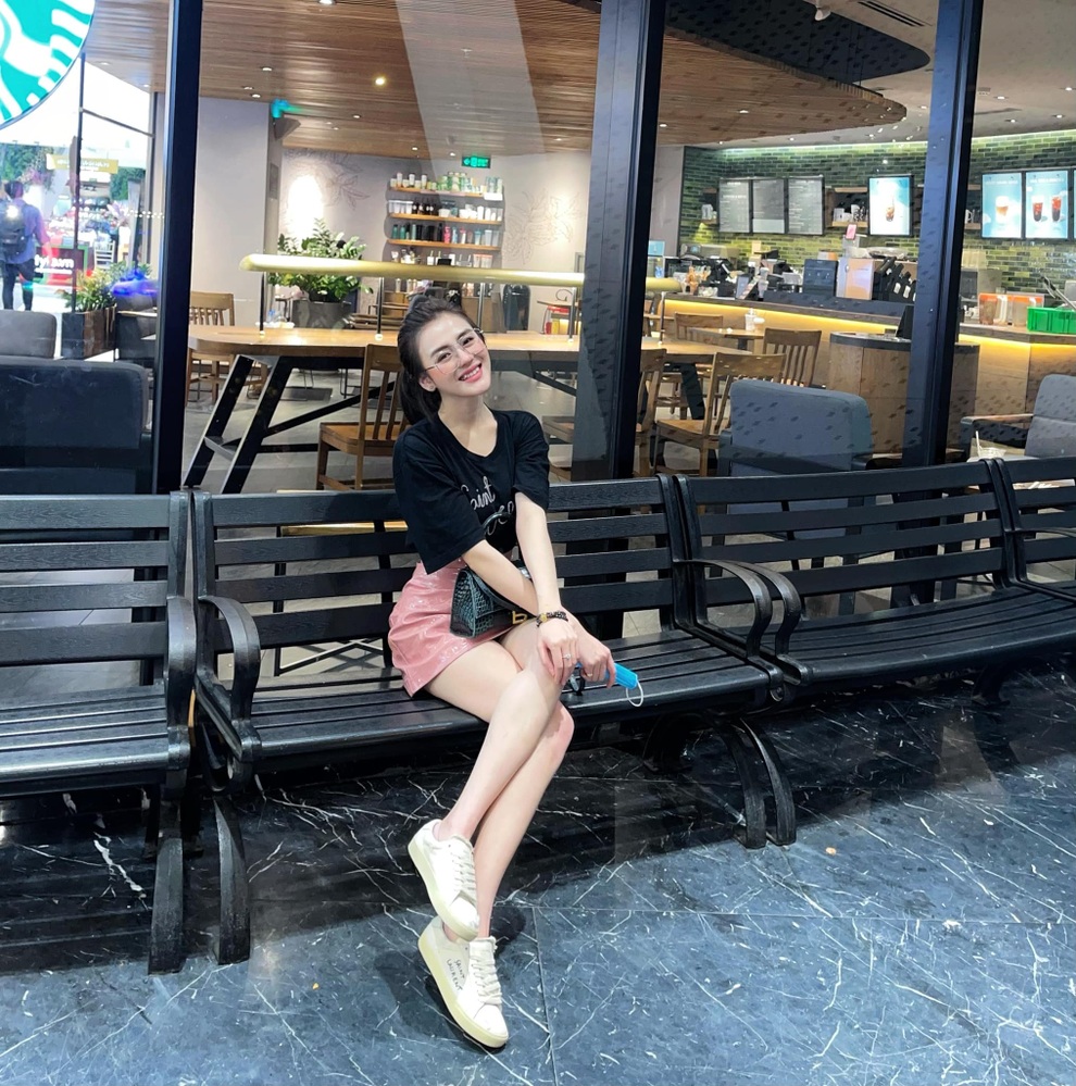 Ngắm vóc dáng nóng bỏng của những hot girl cổ vũ Euro 2020 - 8 Ngắm vóc dáng nóng bỏng của những hot girl cổ vũ Euro 2020 - 8