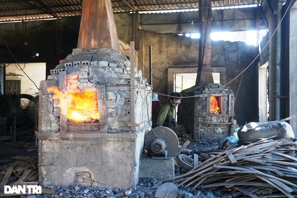 Những người làm việc bên lò than rực lửa giữa trời nắng 40 độ C - 2 Những người làm việc bên lò than rực lửa giữa trời nắng 40 độ C - 2